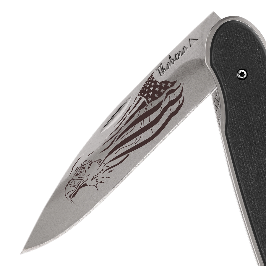 Couteau acier finition titane gris plaquette pleine résine g10 noir motif «aigle américain»