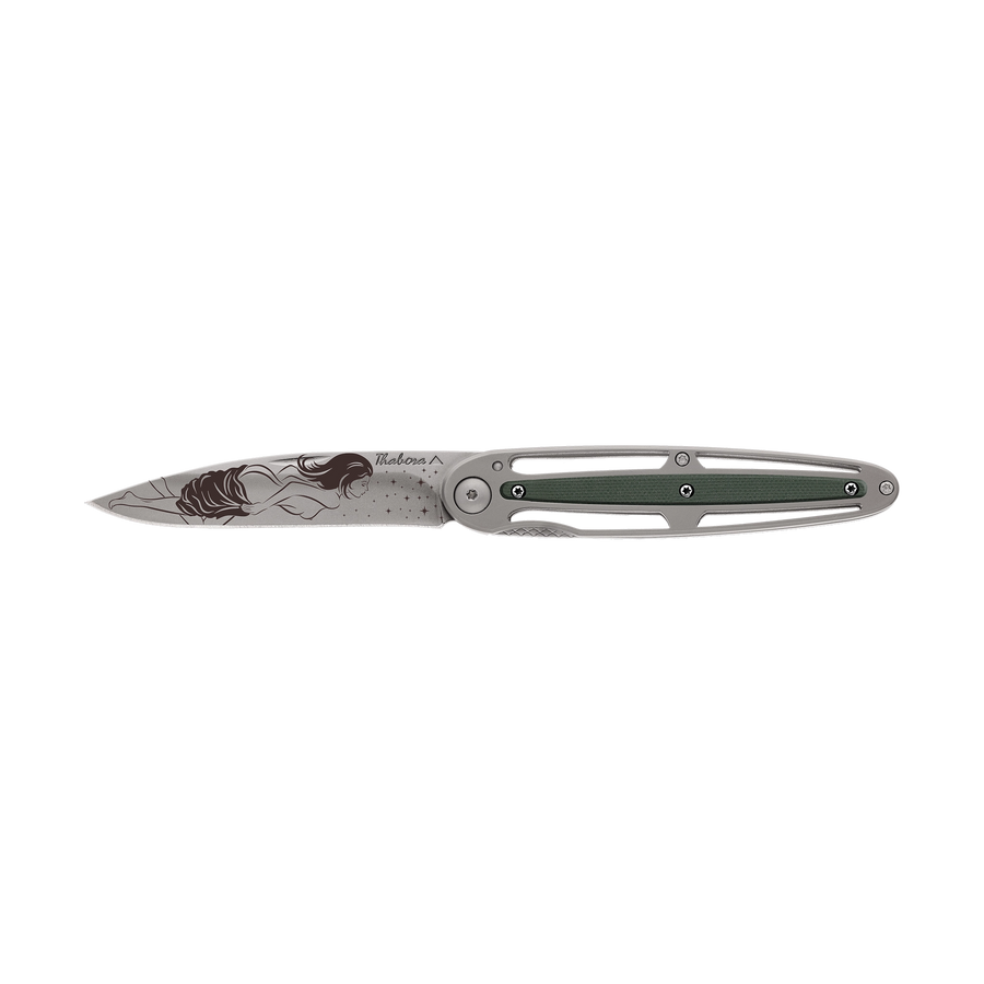 Couteau acier finition titane gris plaquette centrale résine g10 kaki motif «femme dénudée»