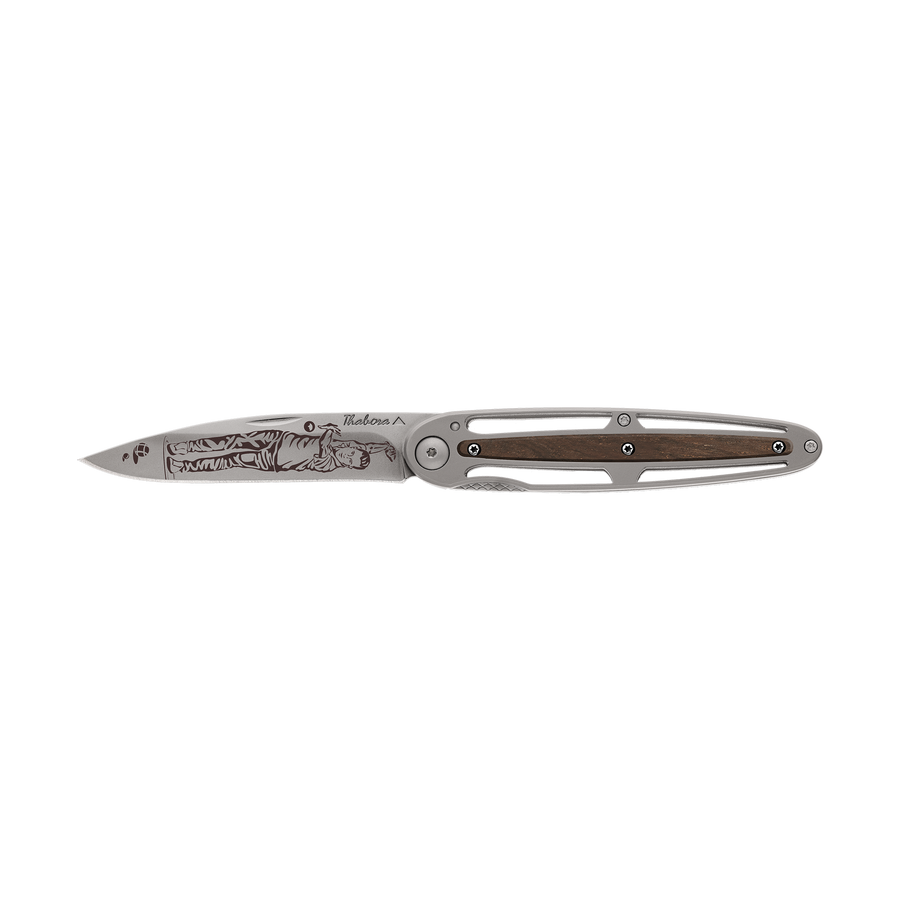Couteau acier finition titane gris plaquette centrale bois foncé motif «pétanque»