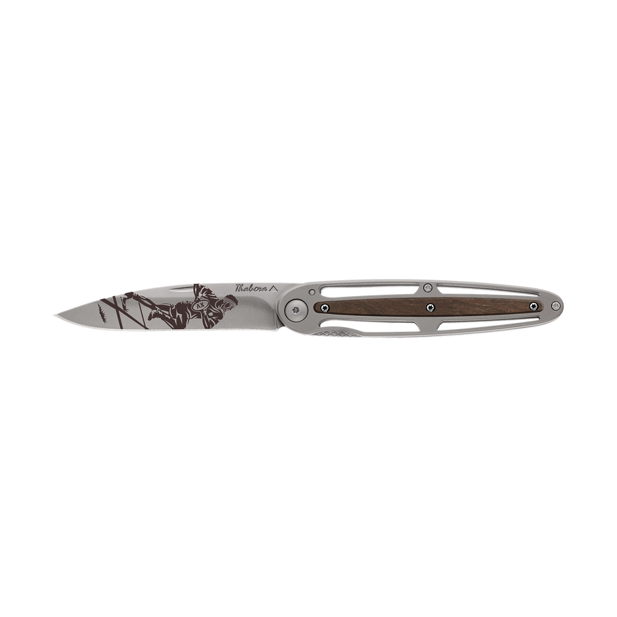 Couteau acier finition titane gris plaquette centrale bois foncé motif «rugbyman»