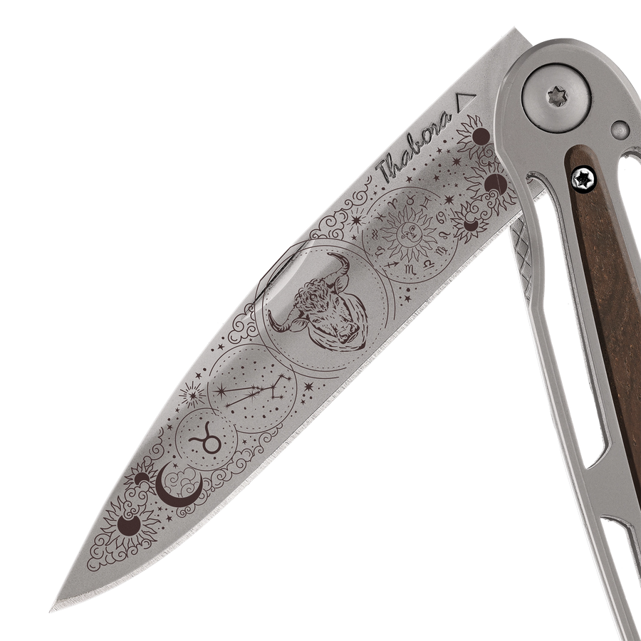Couteau acier finition titane gris plaquette centrale bois foncé motif «zodiaque taureau»
