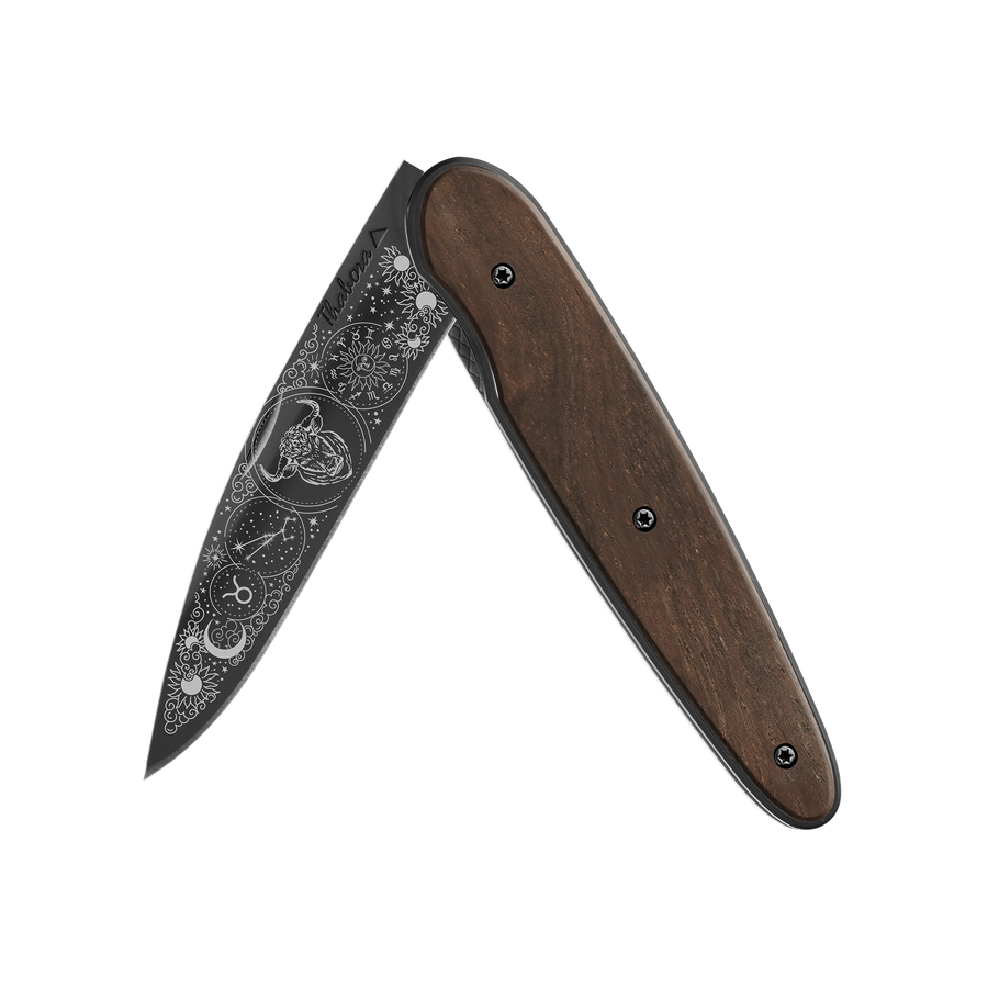 Couteau acier finition titane noir plaquette pleine bois foncé motif «zodiaque taureau»