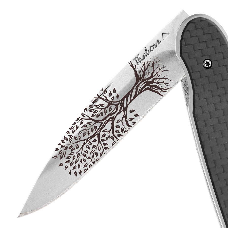 Couteau acier finition brillante plaquette pleine carbone motif «arbre de vie»