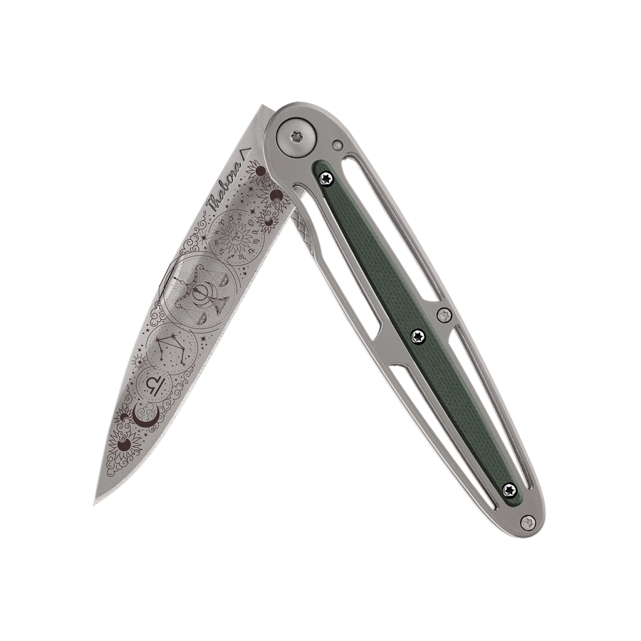 Couteau acier finition titane gris plaquette centrale résine g10 kaki motif «zodiaque balance»
