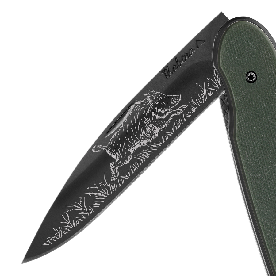 Couteau acier finition titane noir plaquette pleine résine g10 kaki motif «sanglier»