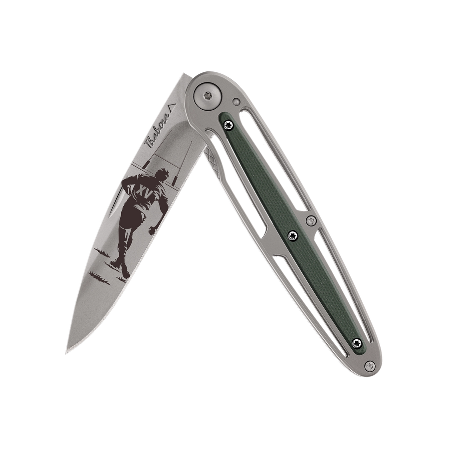 Couteau acier finition titane gris plaquette centrale résine g10 kaki motif «rugby»