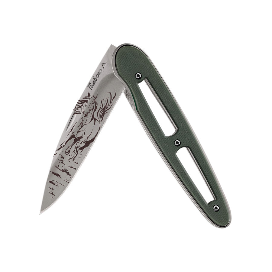 Couteau acier finition titane gris plaquette ajourée résine g10 kaki motif «cheval»