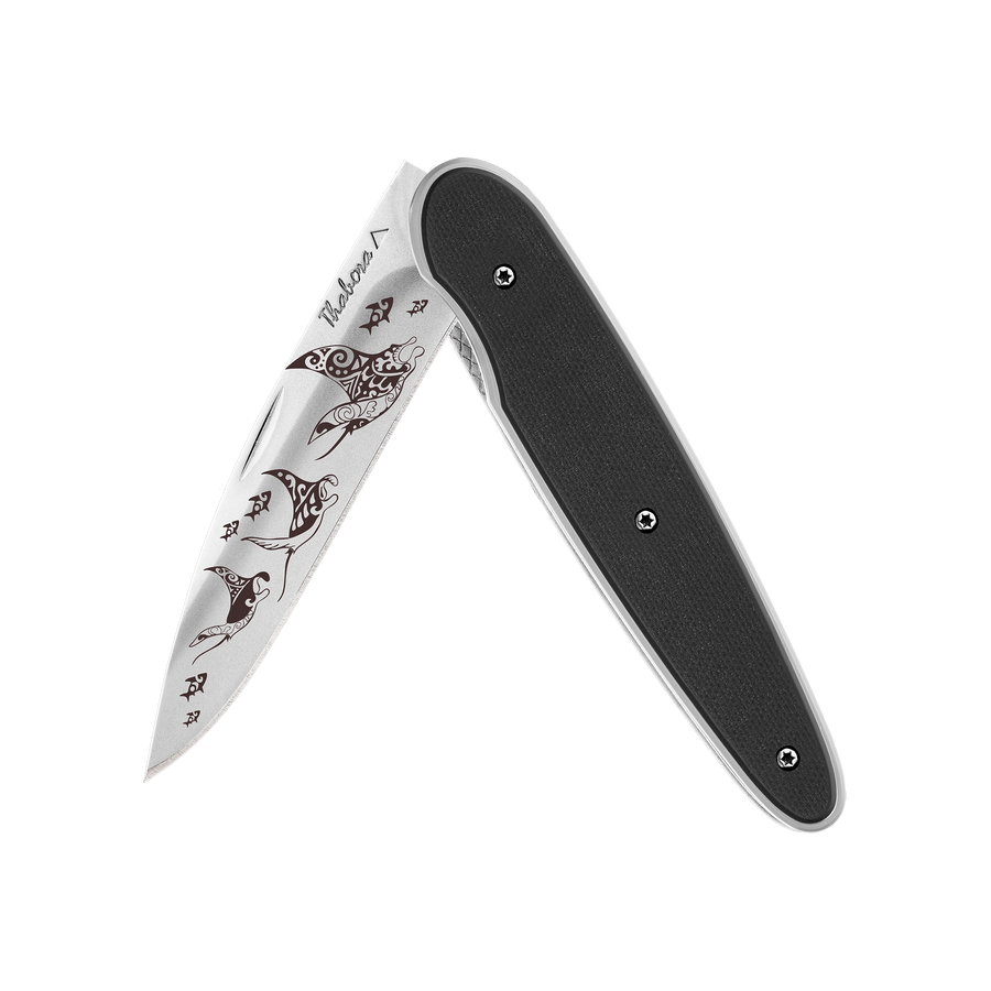 Couteau acier finition brillante plaquette pleine résine g10 noir motif «raie manta»