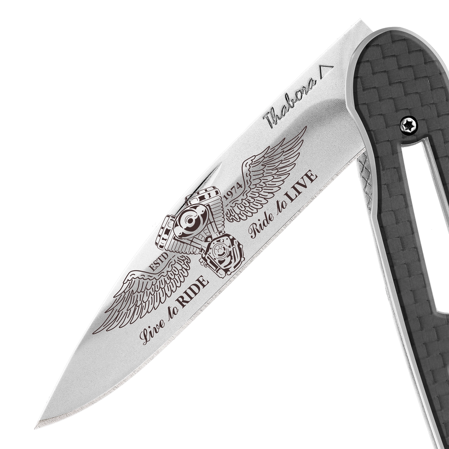 Couteau acier finition brillante plaquette ajourée carbone motif «biker ailes»