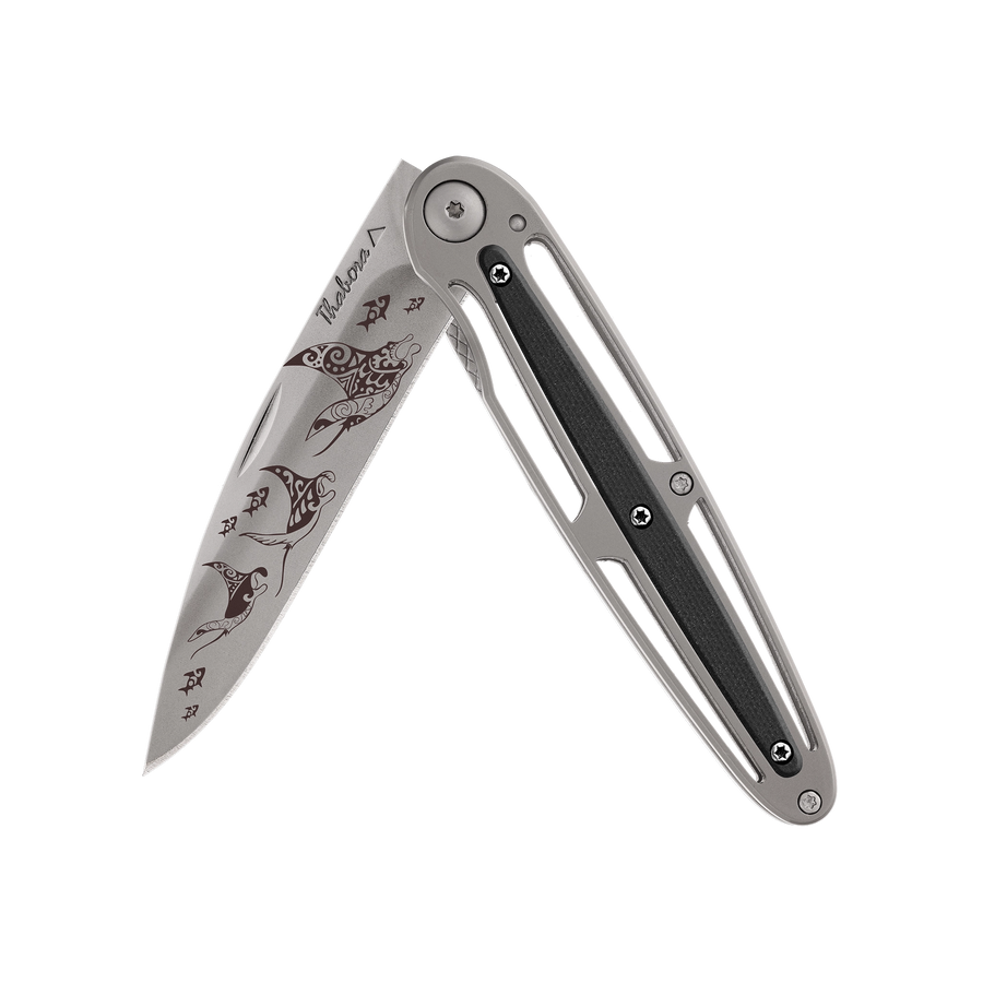 Couteau acier finition titane gris plaquette centrale résine g10 noir motif «raie manta»