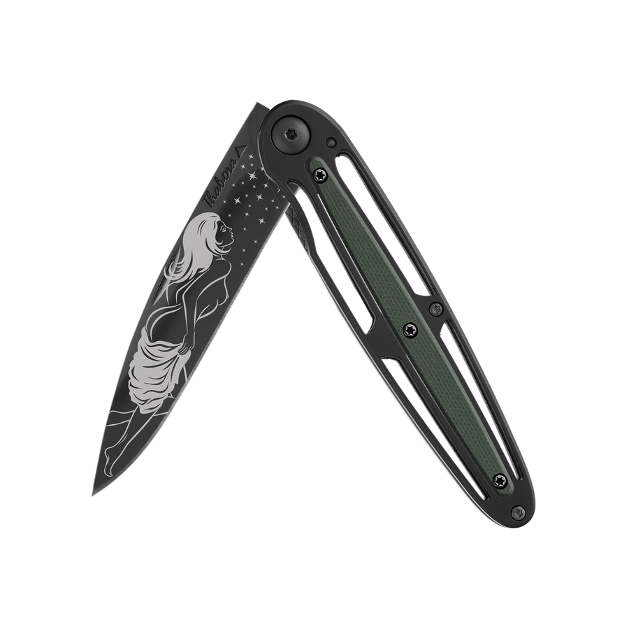 Couteau acier finition titane noir plaquette centrale résine g10 kaki motif «femme dénudée»