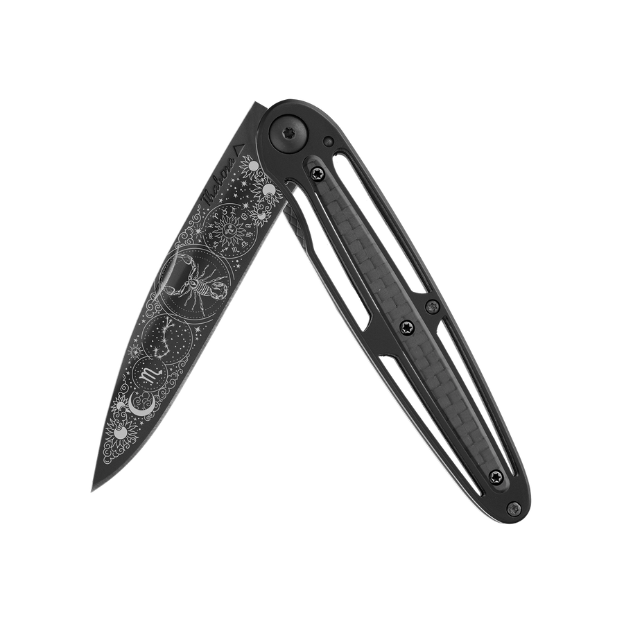 Couteau acier finition titane noir plaquette centrale carbone motif «zodiaque scorpion»