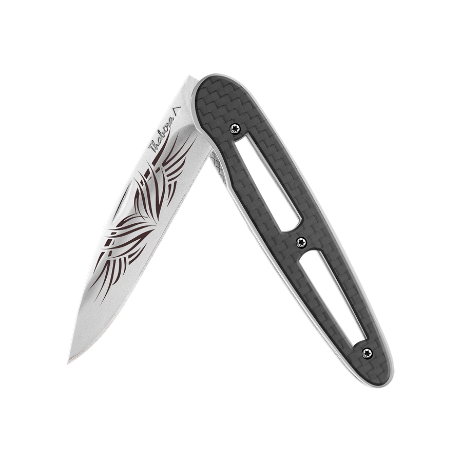 Couteau acier finition brillante plaquette ajourée carbone motif «tribal»
