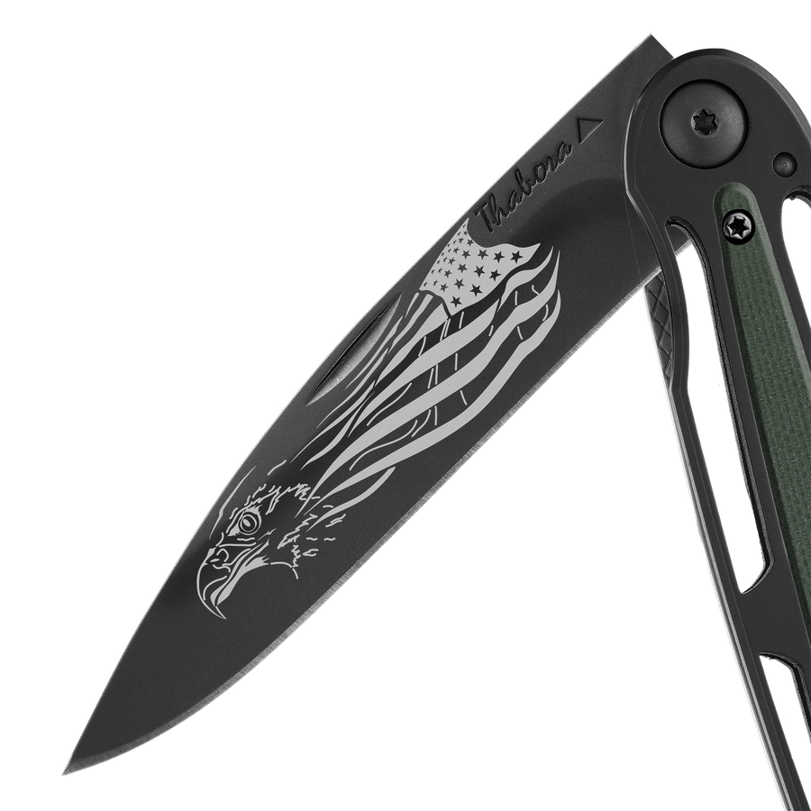 Couteau acier finition titane noir plaquette centrale résine g10 kaki motif «aigle américain»