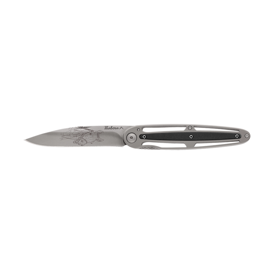 Couteau acier finition titane gris plaquette centrale résine g10 noir motif «poulain»