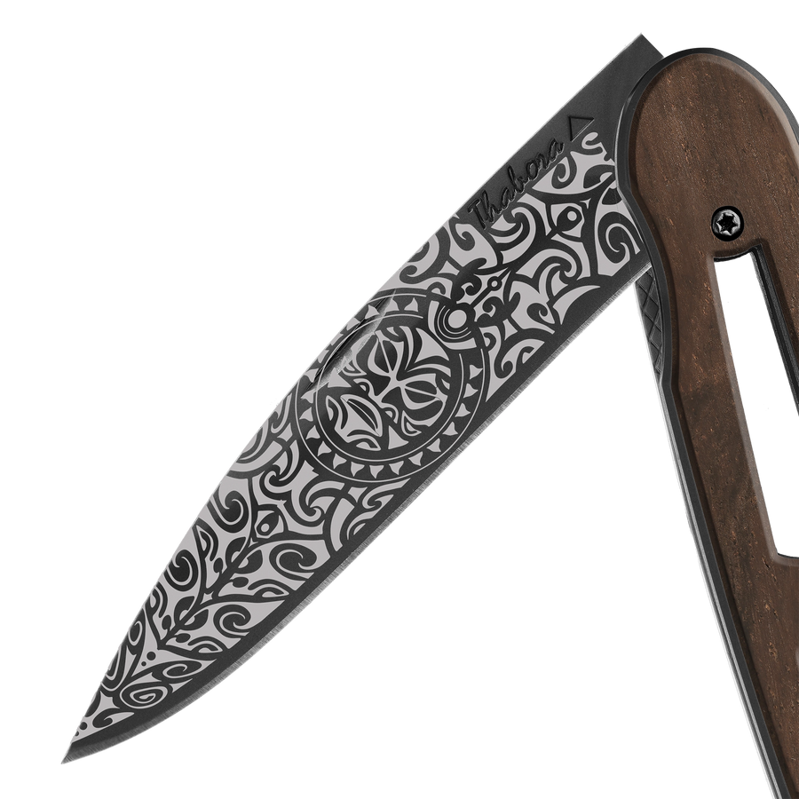 Couteau acier finition titane noir plaquette ajourée bois foncé motif «tiki»