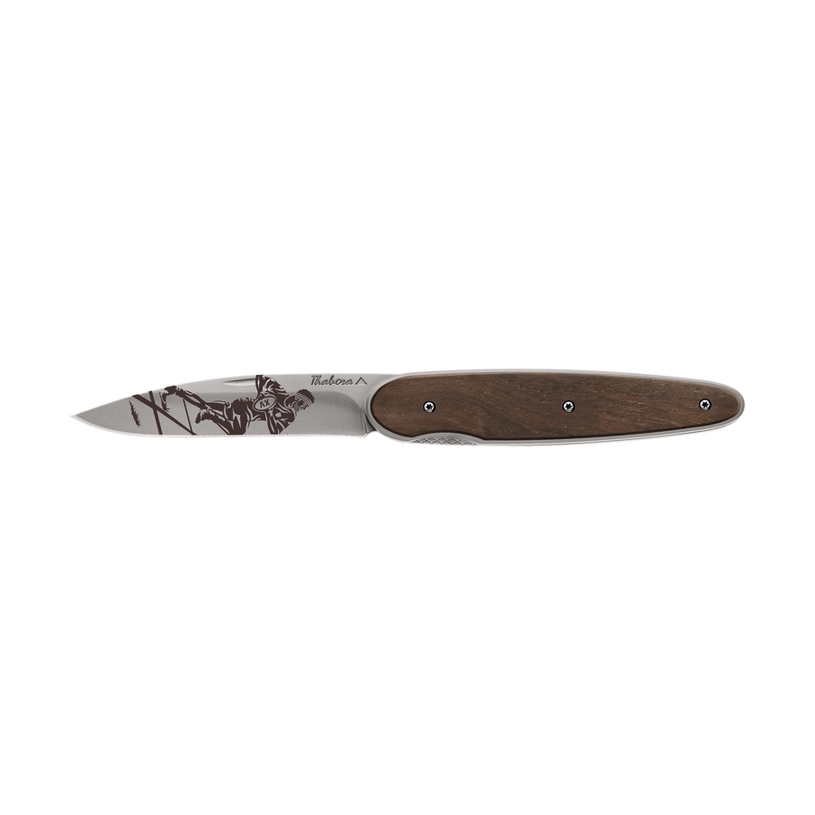 Couteau acier finition titane gris plaquette pleine bois foncé motif «rugbyman»