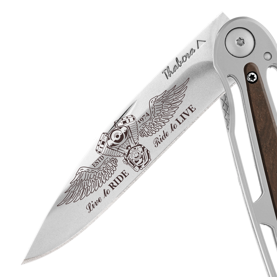 Couteau acier finition brillante plaquette centrale bois foncé motif «biker ailes»