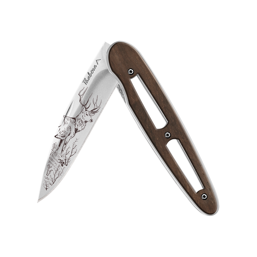 Couteau acier finition brillante plaquette ajourée bois foncé motif «cerf»