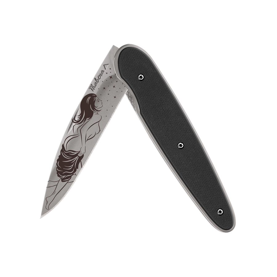 Couteau acier finition titane gris plaquette pleine résine g10 noir motif «femme dénudée»