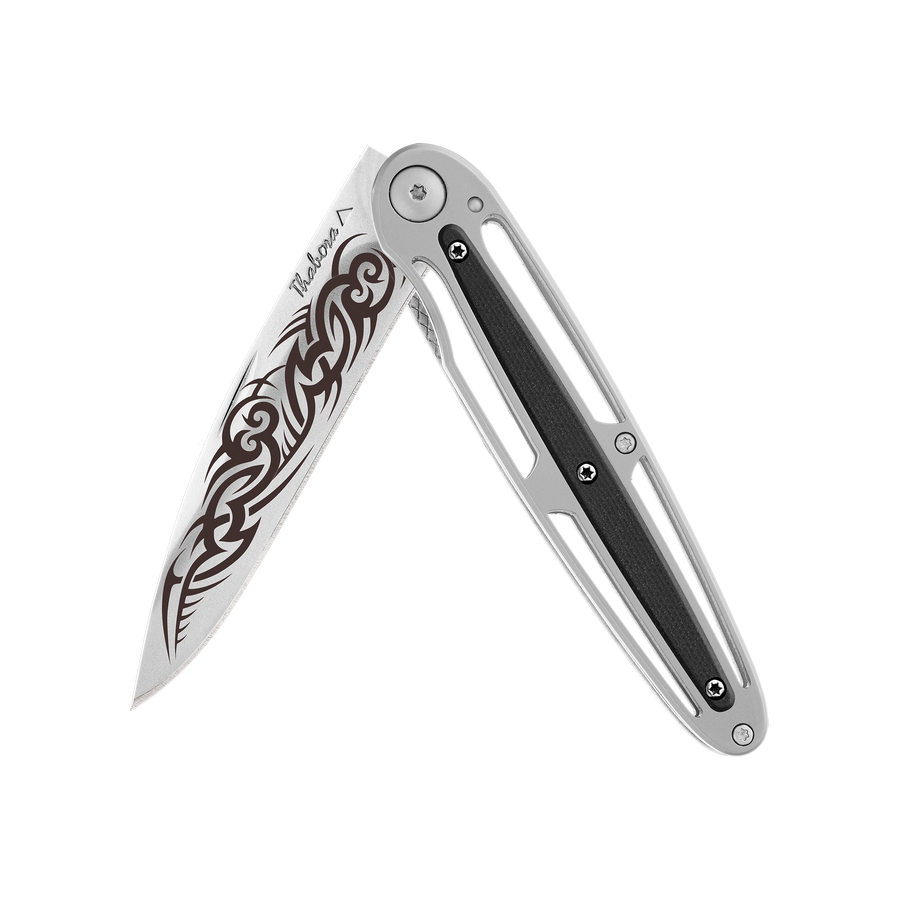 Couteau acier finition brillante plaquette centrale résine g10 noir motif «tribal gothique»