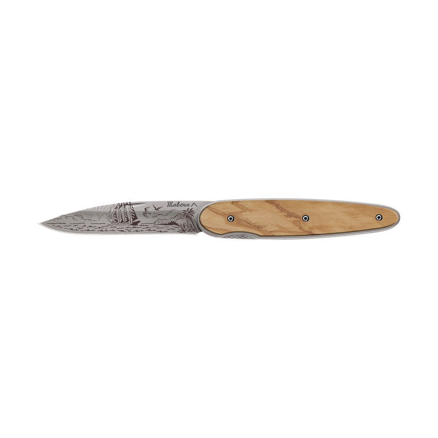 Couteau acier finition titane gris plaquette pleine bois clair motif «voilier»