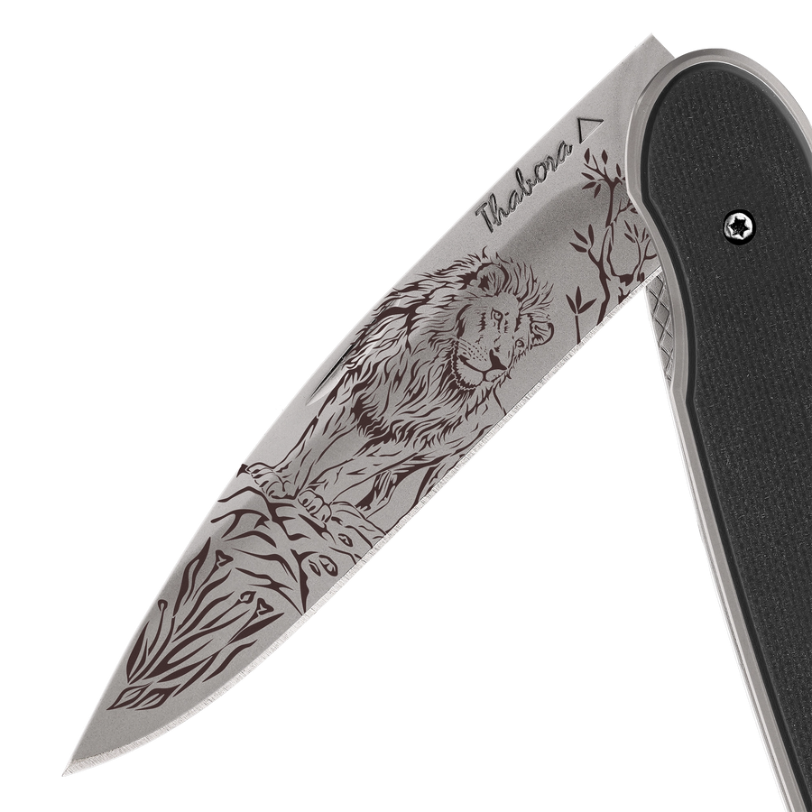 Couteau acier finition titane gris plaquette pleine résine g10 noir motif «lion»
