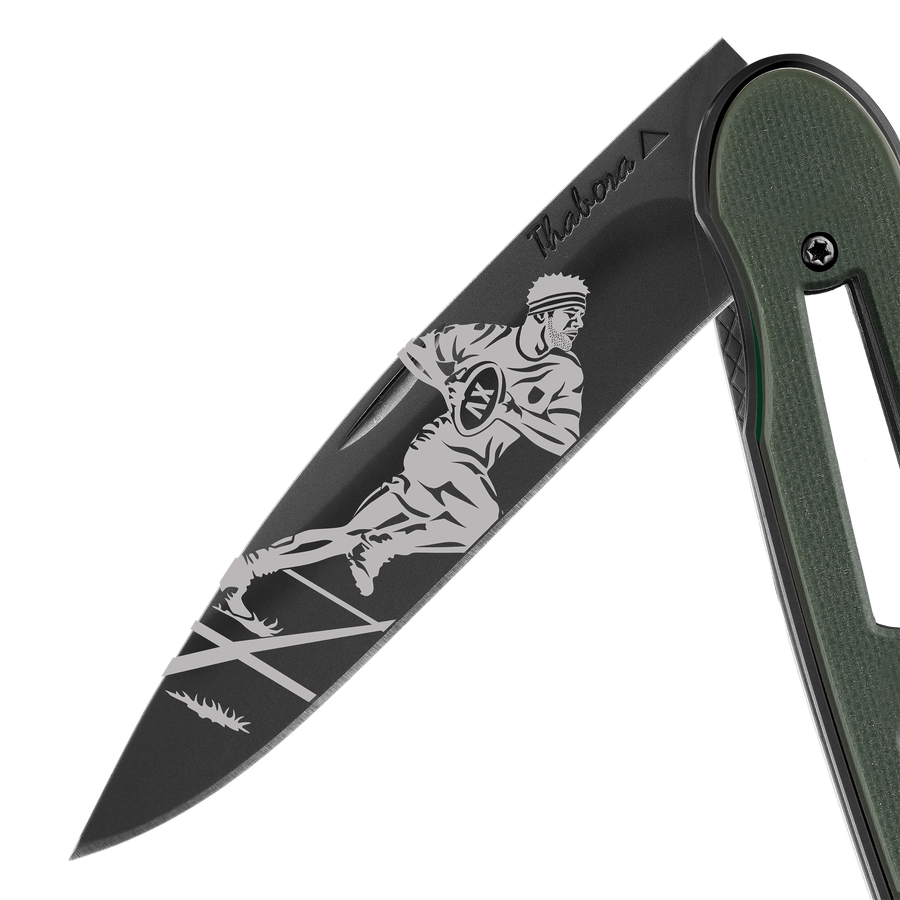 Couteau acier finition titane noir plaquette ajourée résine g10 kaki motif «rugbyman»