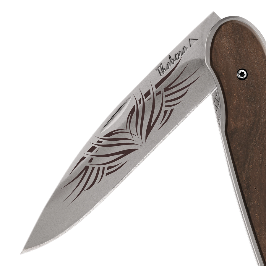 Couteau acier finition titane gris plaquette pleine bois foncé motif «tribal»