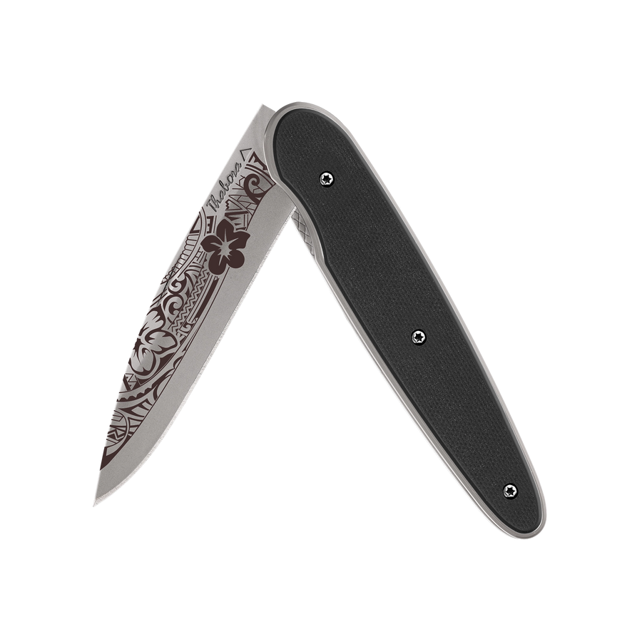 Couteau acier finition titane gris plaquette pleine résine g10 noir motif «polynésien»