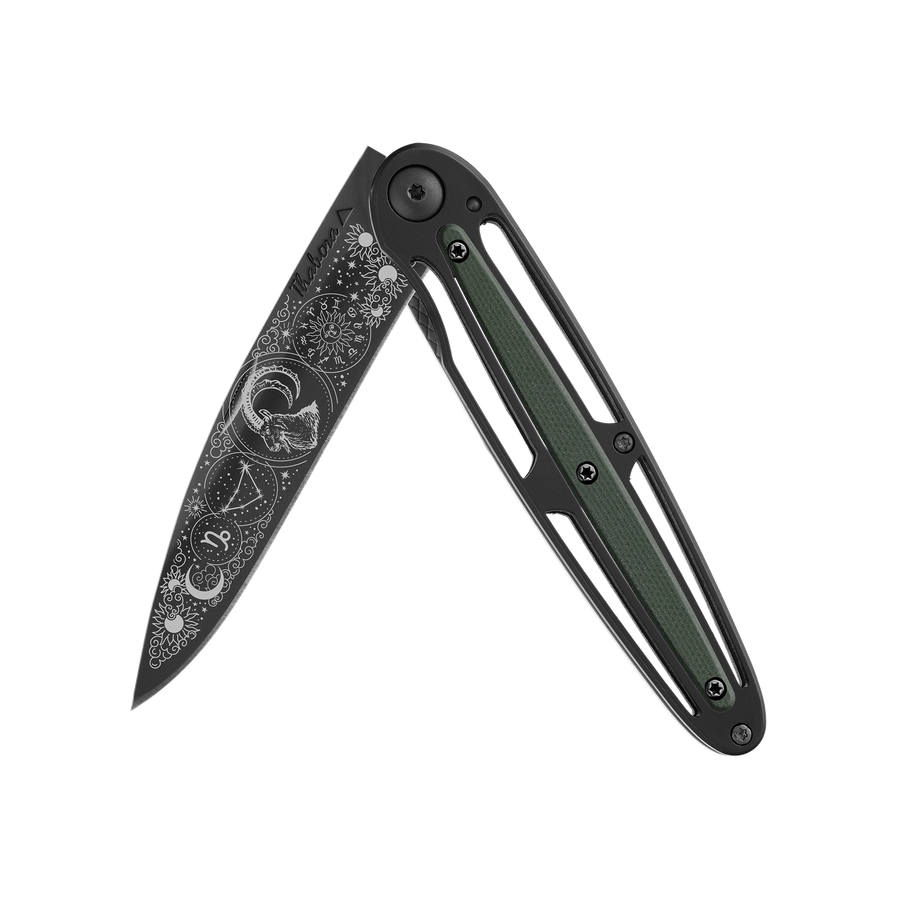 Couteau acier finition titane noir plaquette centrale résine g10 kaki motif «zodiaque capricorne»
