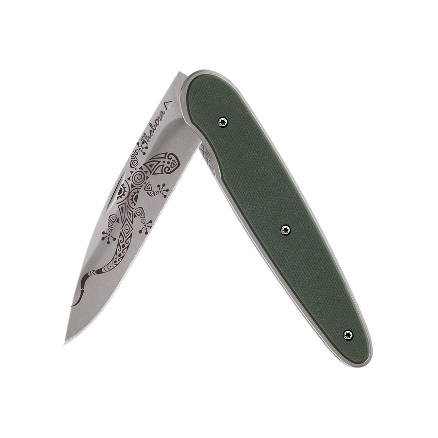 Couteau acier finition titane gris plaquette pleine résine g10 kaki motif «salamandre tribale»
