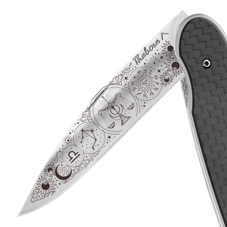 Couteau acier finition brillante plaquette pleine carbone motif «zodiaque balance»