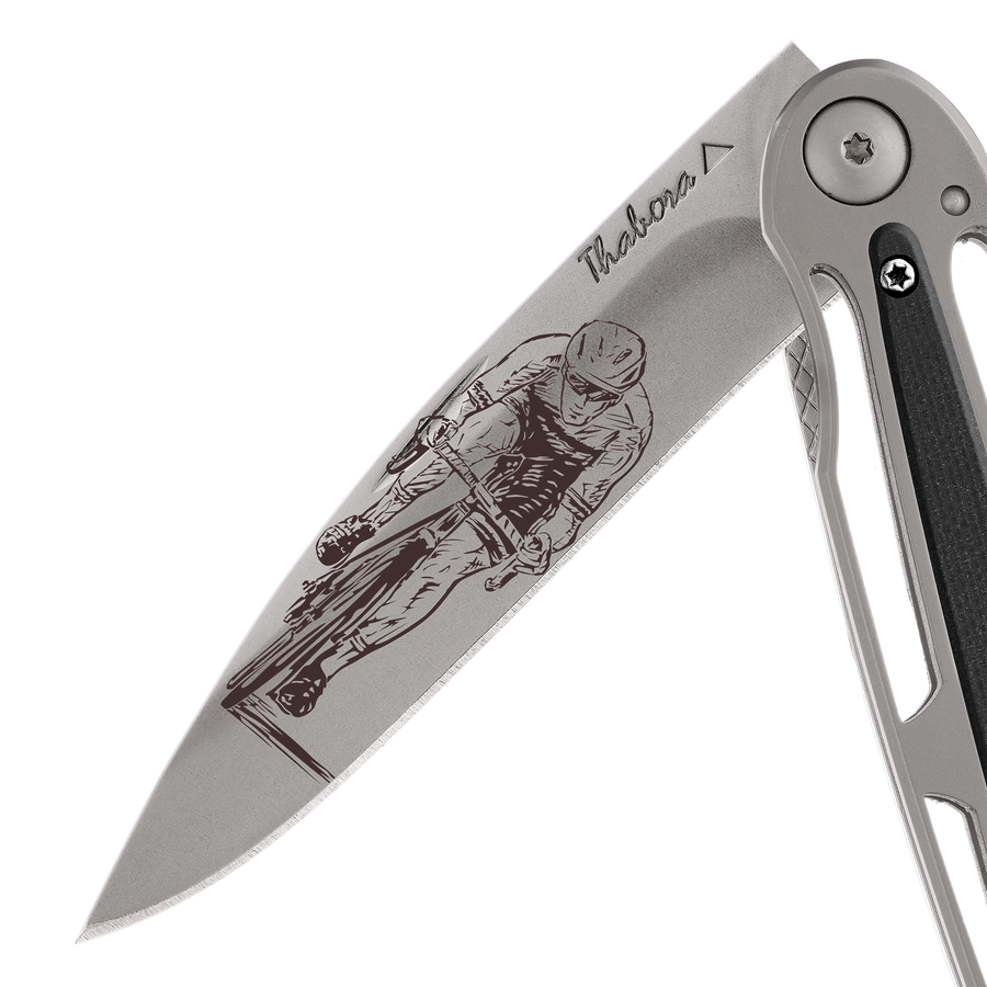 Couteau acier finition titane gris plaquette centrale résine g10 noir motif «cycliste»