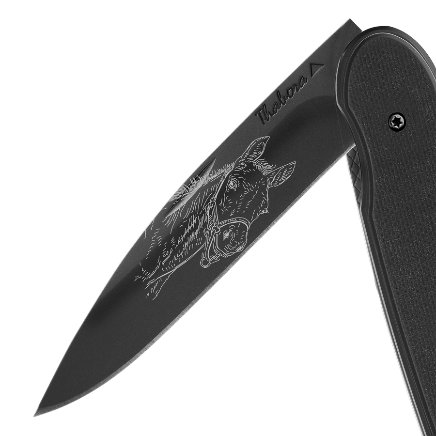 Couteau acier finition titane noir plaquette pleine résine g10 noir motif «poulain»