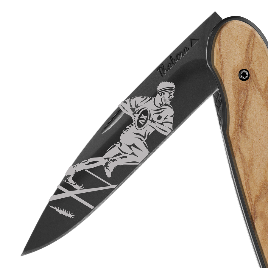 Couteau acier finition titane noir plaquette pleine bois clair motif «rugbyman»