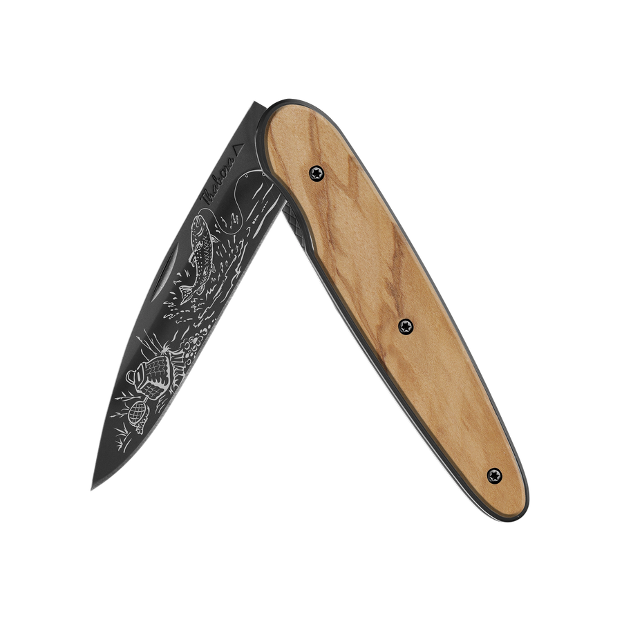 Couteau acier finition titane noir plaquette pleine bois clair motif «pêche rivière»