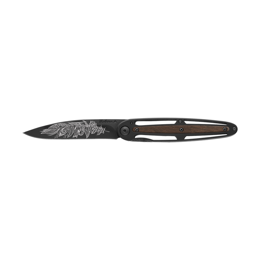 Couteau acier finition titane noir plaquette centrale bois foncé motif «plume polynesienne»