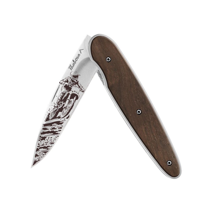 Couteau acier finition brillante plaquette pleine bois foncé motif «motocross»