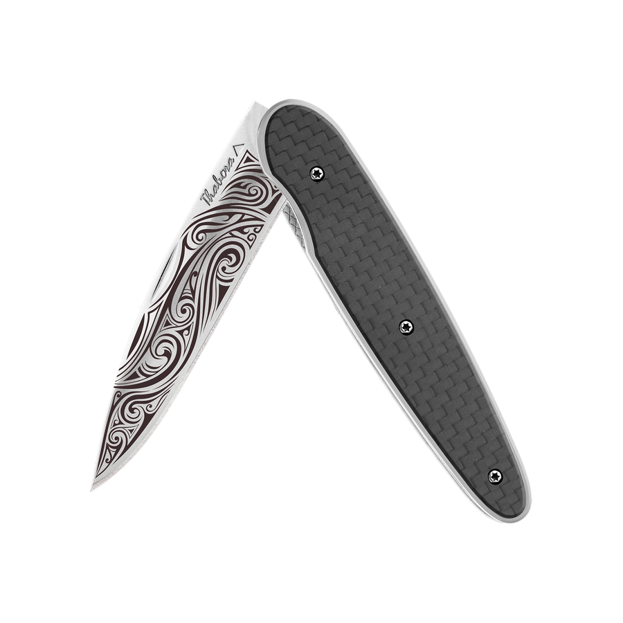 Couteau acier finition brillante plaquette pleine carbone motif «volutes»