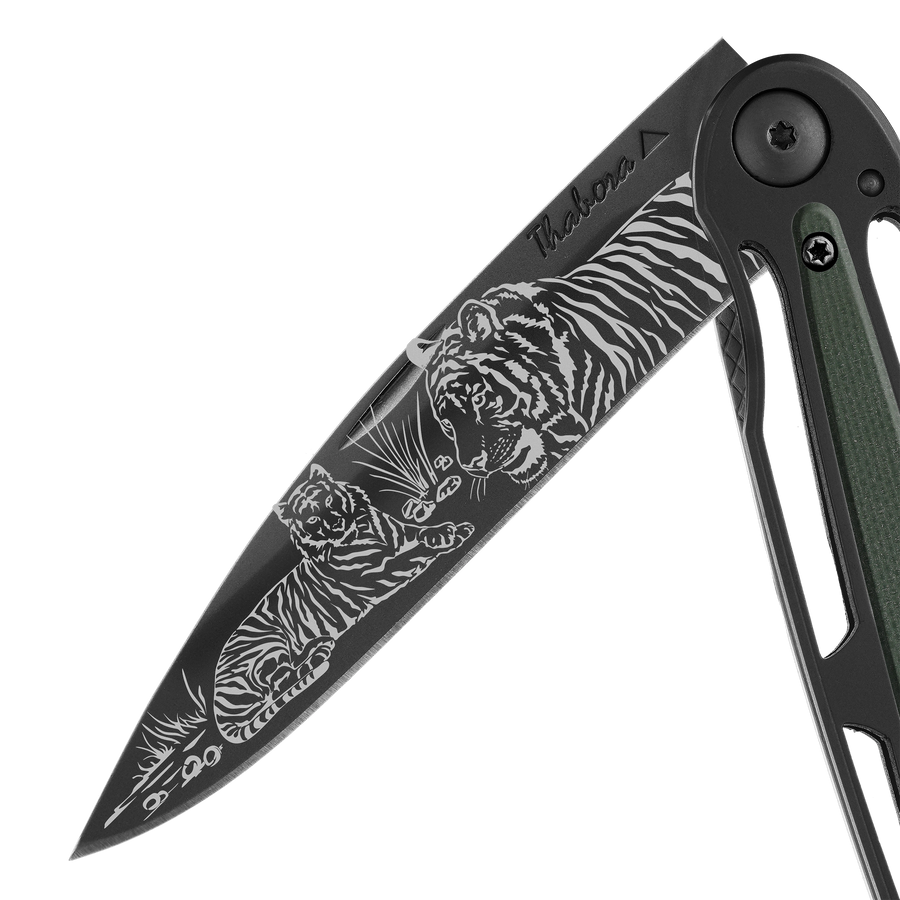 Couteau acier finition titane noir plaquette centrale résine g10 kaki motif «tigres»