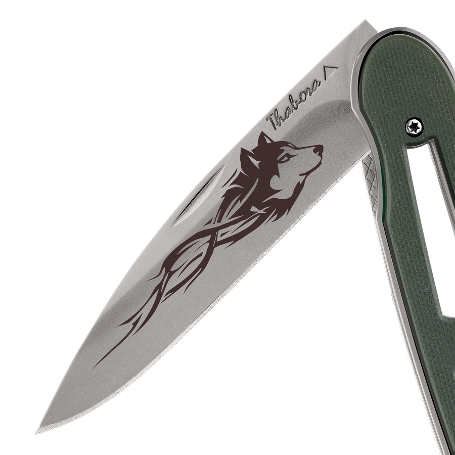 Couteau acier finition titane gris plaquette ajourée résine g10 kaki motif «loup tribal»