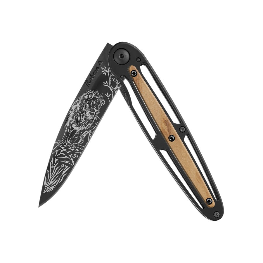 Couteau acier finition titane noir plaquette centrale bois clair motif «lion»