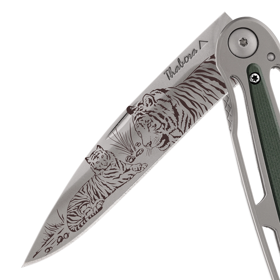 Couteau acier finition titane gris plaquette centrale résine g10 kaki motif «tigres»