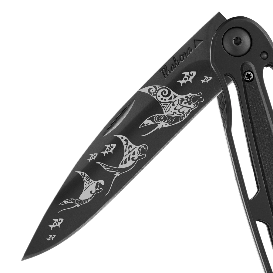 Couteau acier finition titane noir plaquette centrale résine g10 noir motif «raie manta»