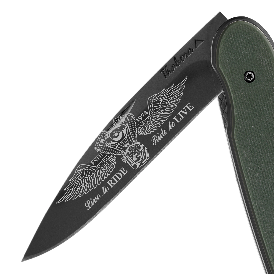 Couteau acier finition titane noir plaquette pleine résine g10 kaki motif «biker ailes»