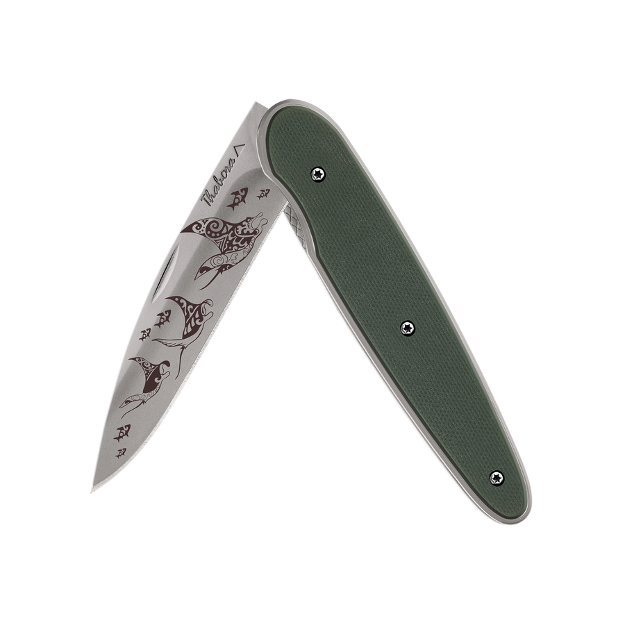 Couteau acier finition titane gris plaquette pleine résine g10 kaki motif «raie manta»