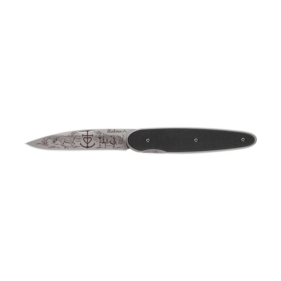 Couteau acier finition titane gris plaquette pleine résine g10 noir motif «camargue»