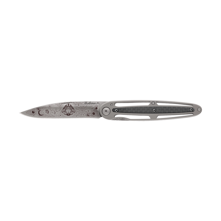 Couteau acier finition titane gris plaquette centrale carbone motif «zodiaque vierge»