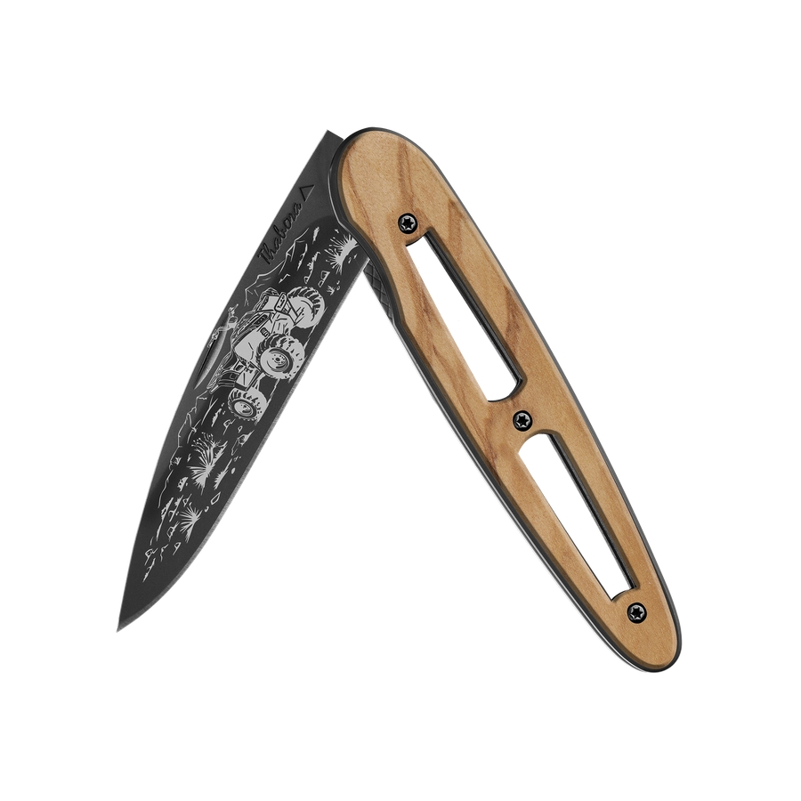 Couteau acier finition titane noir plaquette ajourée bois clair motif «quad»